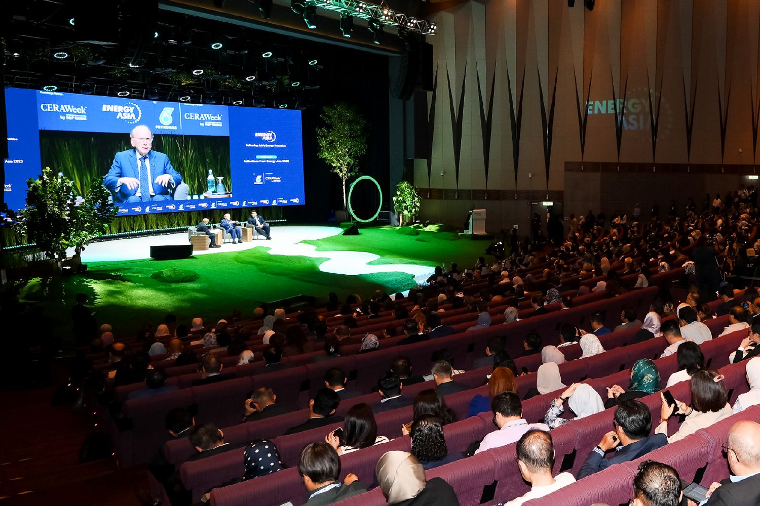 Marketing for events featuring real-time multimedia content and conference coverage